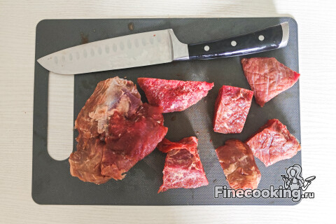 Промытая и обсушенная говядина, нарезанная крупными порционными кусками.