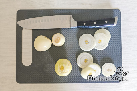 Очищенный репчатый лук, нарезанный толстыми кольцами.