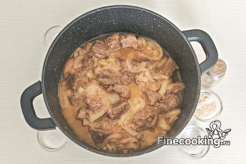 Добавление воды, сахара, соли, перца, уксуса и чеснока к тушёному мясу с луком, перемешивание.