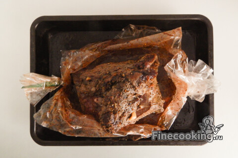 Запечённая говядина, разрезанная на порционные куски, с соусом на дне рукава