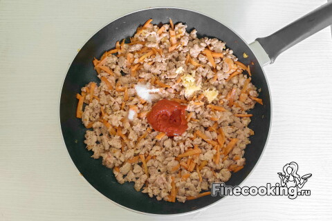 Смесь фарша с томатной пастой, чесноком и сахаром, обжаривается на медленном огне.
