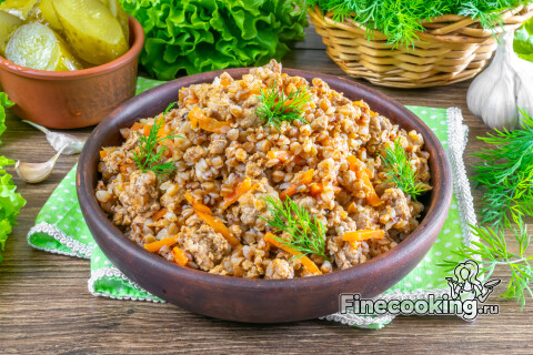 Блюдо — гречка по‑купечески с фаршем и овощами, готово к подаче.