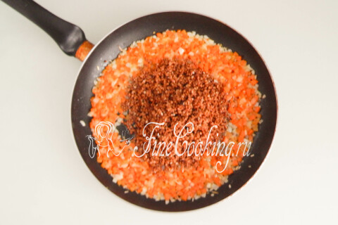 Гречка  с тушенкой и овощами. Шаг 6