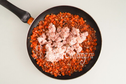 Гречка  с тушенкой и овощами. Шаг 7