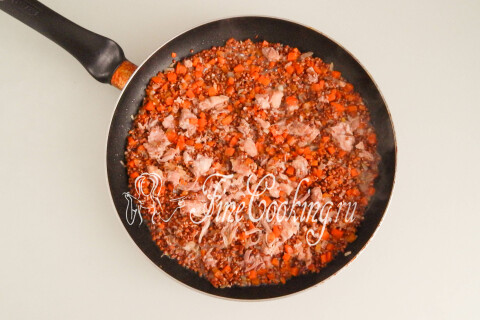 Гречка  с тушенкой и овощами. Шаг 8