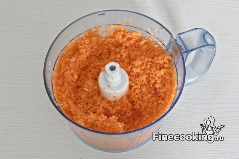 Измельчённая морковь и половинка острого красного перца.