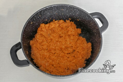 Мягкая морковь, готовая к следующему этапу приготовления икры.
