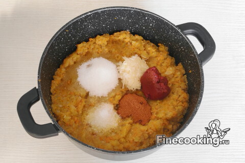 Овощи в кастрюле с добавленными сахаром, томатной пастой, солью, чесноком и паприкой.
