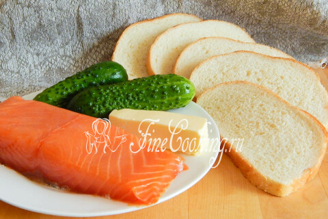 Канапе с красной рыбой и огурцом. Шаг 1