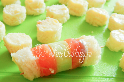 Канапе с красной рыбой и огурцом. Шаг 8