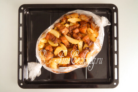 Картошка с грудинкой в рукаве в духовке. Шаг 11