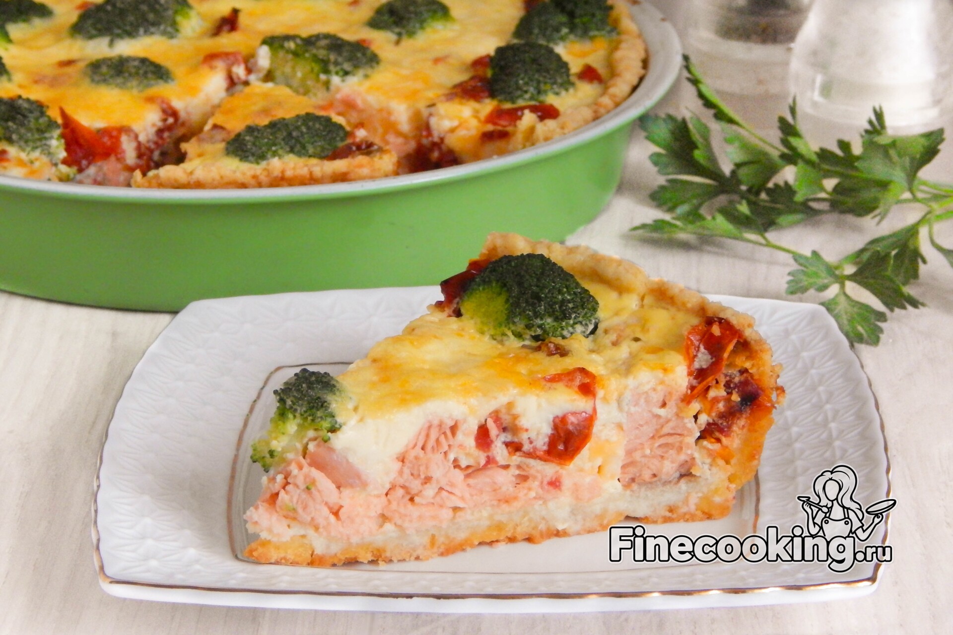 Киш с красной рыбой и брокколи