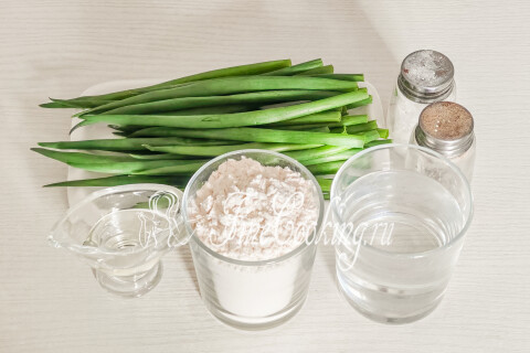 Слоеные лепешки с зеленым луком на сковороде (постные). Шаг 1