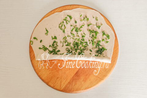 Слоеные лепешки с зеленым луком на сковороде (постные). Шаг 11