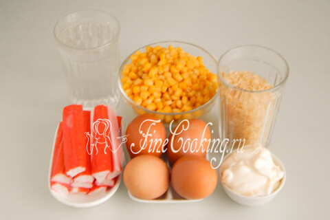 Классический крабовый салат с кукурузой, яйцом и рисом. Шаг 1
