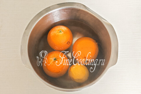 Компот из апельсинов в кастрюле. Шаг 2