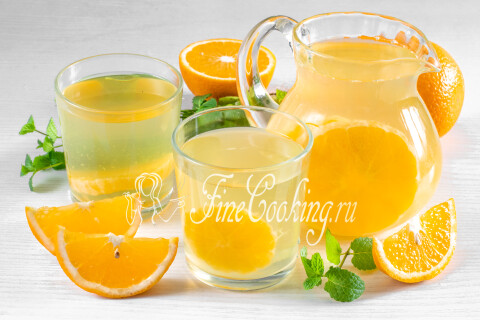 Готовое блюдо: Компот из апельсинов в кастрюле на тарелке