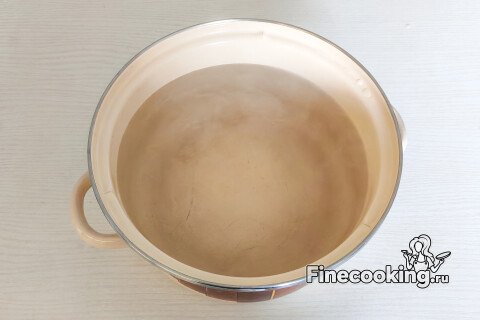 Кастрюля с водой на плите, вода доводится до кипения.