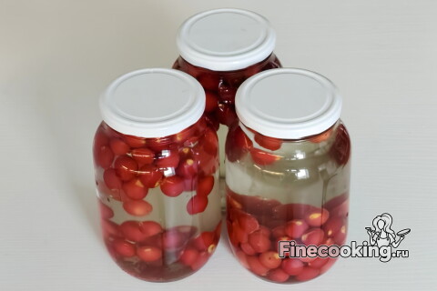 Банки с боярышником, залитые кипятком и закрытые крышками