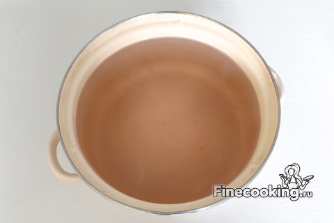 Вода из банок в кастрюле, доводится до кипения с сахаром и лимонной кислотой