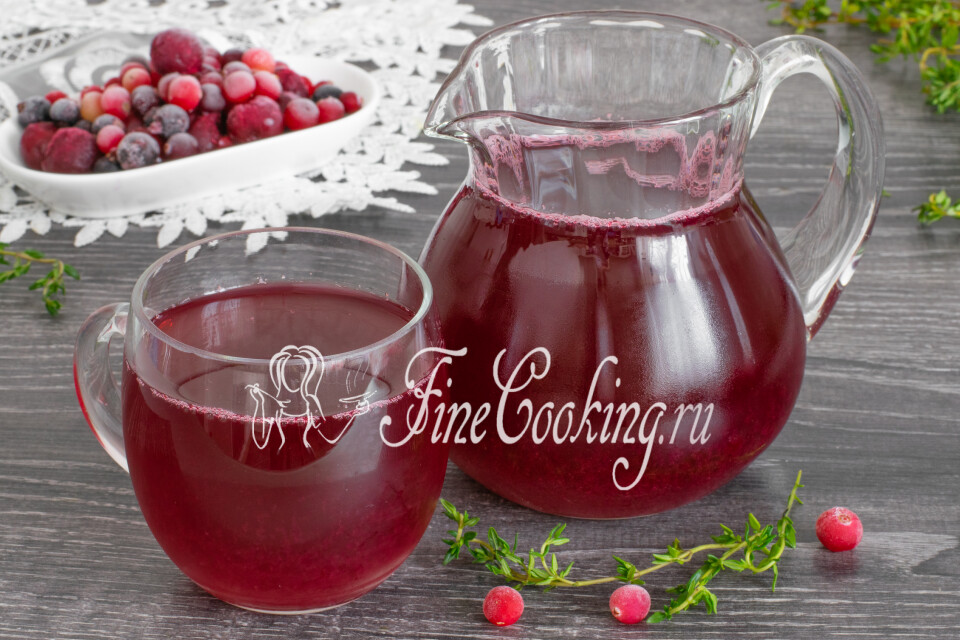 Компот из замороженных ягод в кастрюле — готовое блюдо