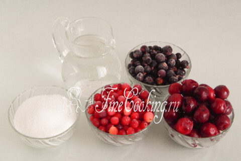 Компот из замороженных ягод в кастрюле. Шаг 1