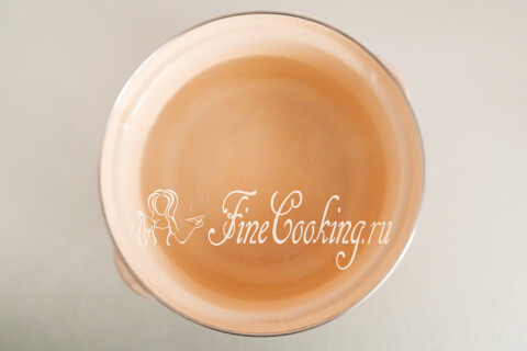 Компот из замороженных ягод в кастрюле. Шаг 2