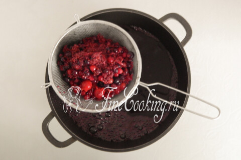 Компот из замороженных ягод в кастрюле. Шаг 7