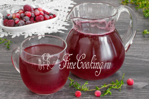 Готовое блюдо: Компот из замороженных ягод в кастрюле на тарелке