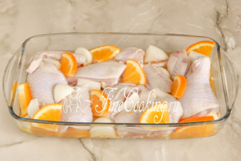 Курица целиком с апельсинами и картошкой, запечённая в духовке