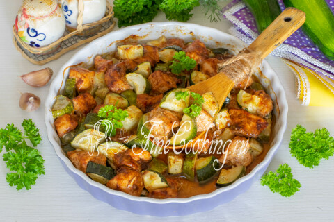 Готовое блюдо: Курица с кабачками в духовке