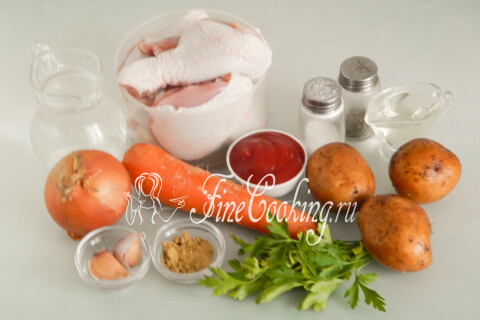 Курица, картофель, репчатый лук, морковь, растительное масло, томатный соус, чеснок, приправа и петрушка на столе.