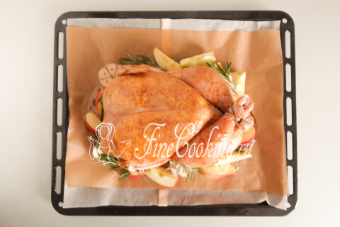 Курица с яблоками в духовке. Шаг 11