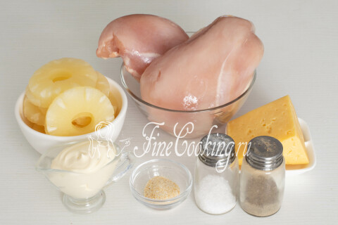 Куриная грудка с ананасами и сыром в духовке. Шаг 1