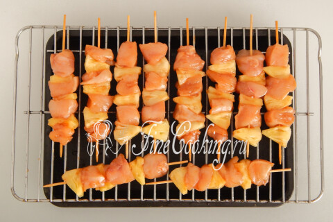 Куриные шашлычки с ананасами на шпажках. Шаг 10