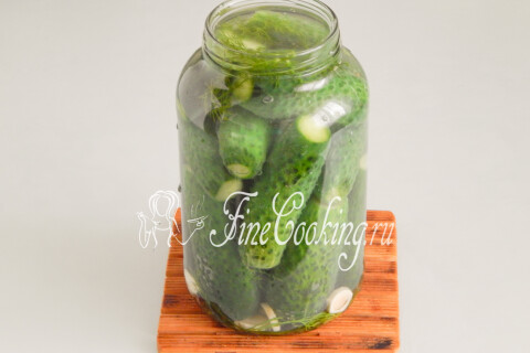 Маринованные огурцы с укропом, чесноком и хреном на зиму. Шаг 6
