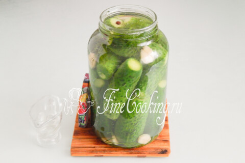Маринованные огурцы с укропом, чесноком и хреном на зиму. Шаг 11