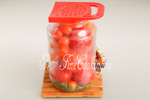 Маринованные помидоры в овощной заливке на зиму. Шаг 9