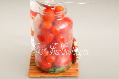 Маринованные помидоры в овощной заливке на зиму. Шаг 10