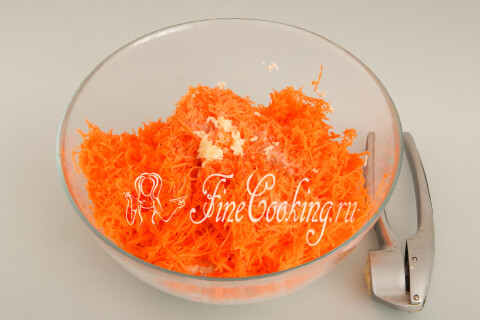 Морковные котлеты на сковороде. Шаг 7
