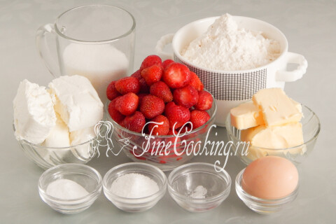 Насыпной пирог с творогом и клубникой. Шаг 1