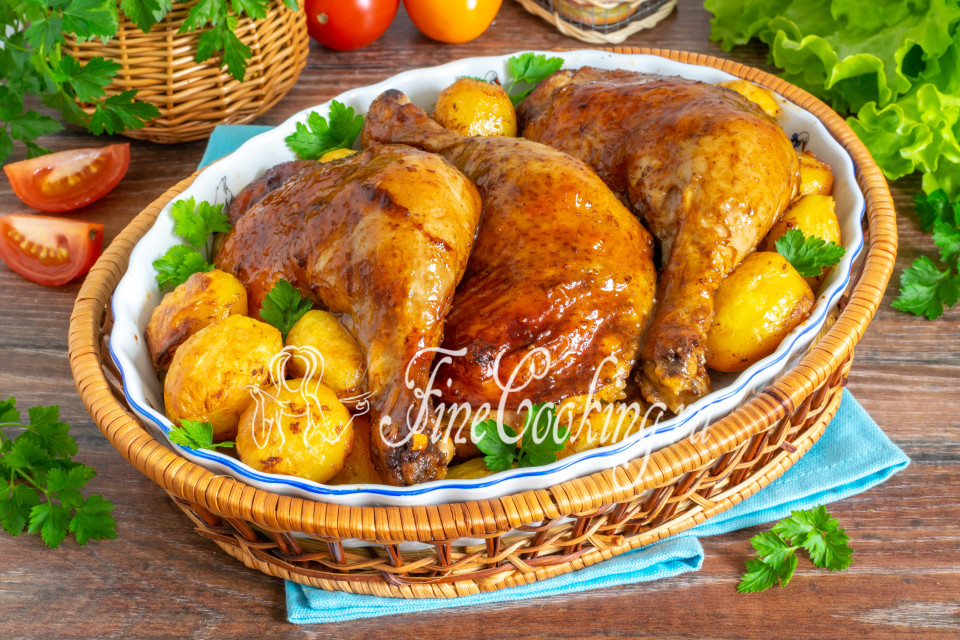 Куриные бедра с овощами и картофелем в мультиварке