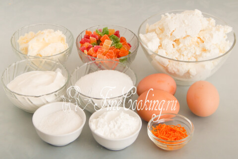 Продукты для творожной пасхи: творог, сметана, сахар, яйца, цукаты, масло сливочное и цедра апельсиновая.