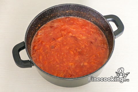 Неоднородное фруктовое пюре с кожицей и косточками.