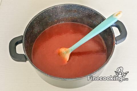 Пюре из алычи с сахаром варится, регулярно помешивается.