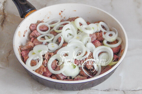 Печень с луком и сметаной. Шаг 6