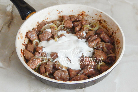 Печень с луком и сметаной. Шаг 8