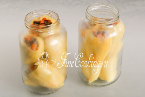 Перец, фаршированный овощами, на зиму. Шаг 10
