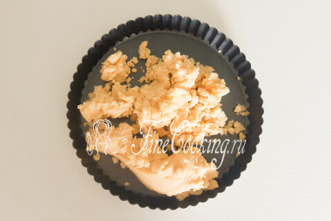 Песочный пирог со свежей клубникой и меренгой в духовке. Шаг 6