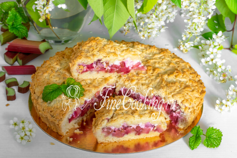 Песочный (тертый) пирог с ревенем и сметаной в духовке — готовое блюдо